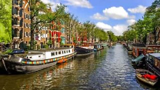 Barco lotado vira e pessoas acabam na água em canal de Amsterdã