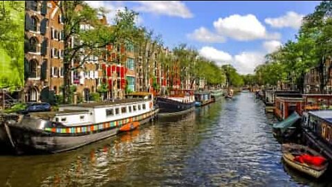 Barco lotado vira e pessoas acabam na água em canal de Amsterdã