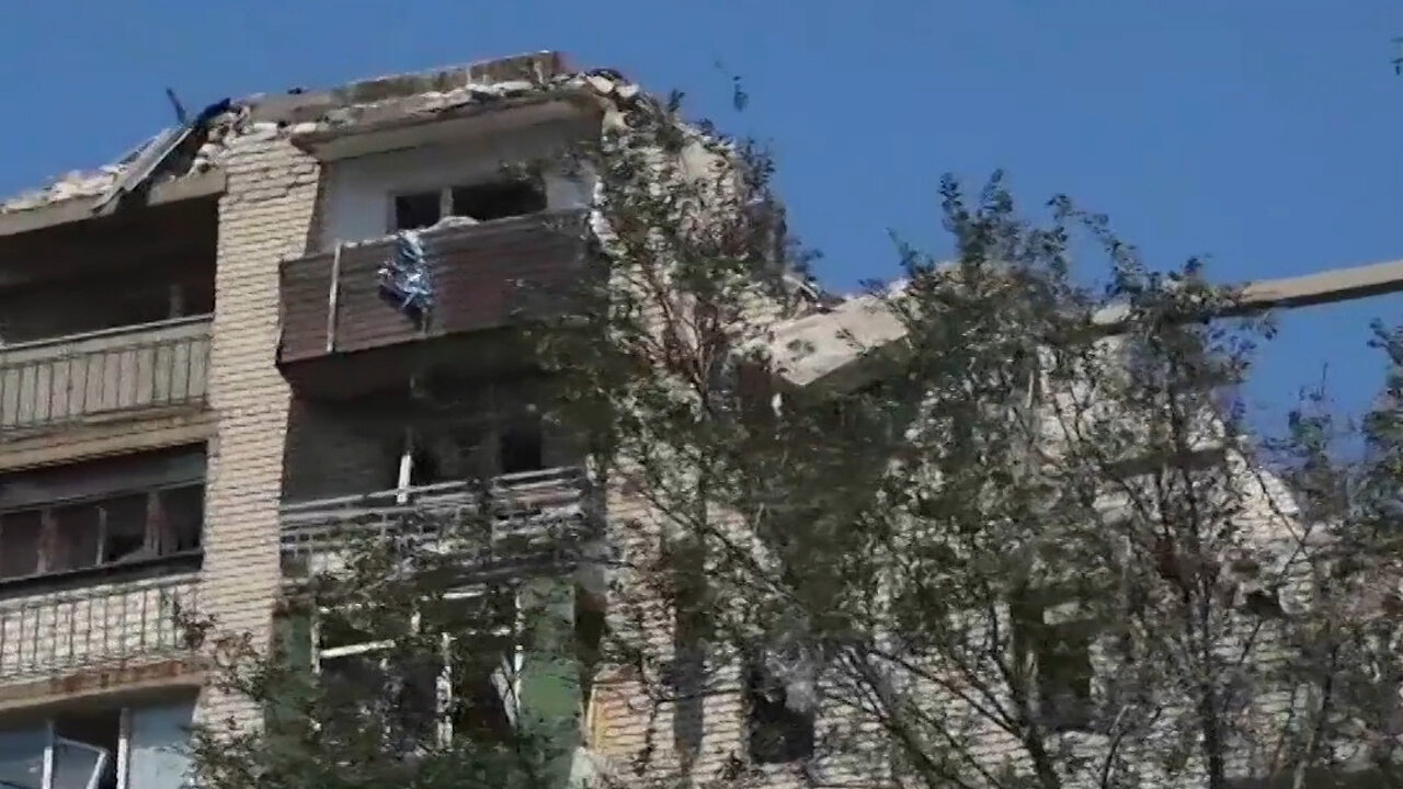 Residential building reportedly hit by Ukrainian forces using HIMARS in Pervomaysk, LPR