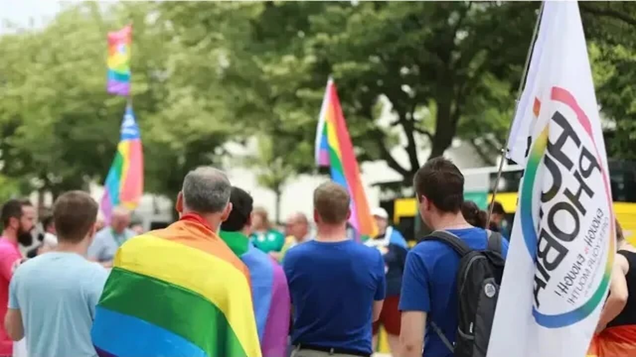 Rússia aprova lei que proíbe transições de gênero e adoção por pessoas trans lgbtqia+ ... ótimo!