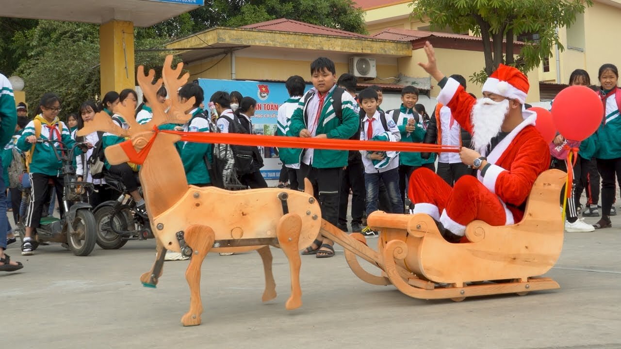 Building Santa Sleigh From Crappy Pallet Wood - Giving Best Christmas Presents