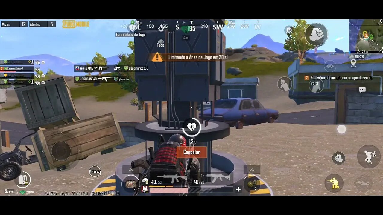 Jogando o fino nessa play, salvando os amigos e ganhando a partida.