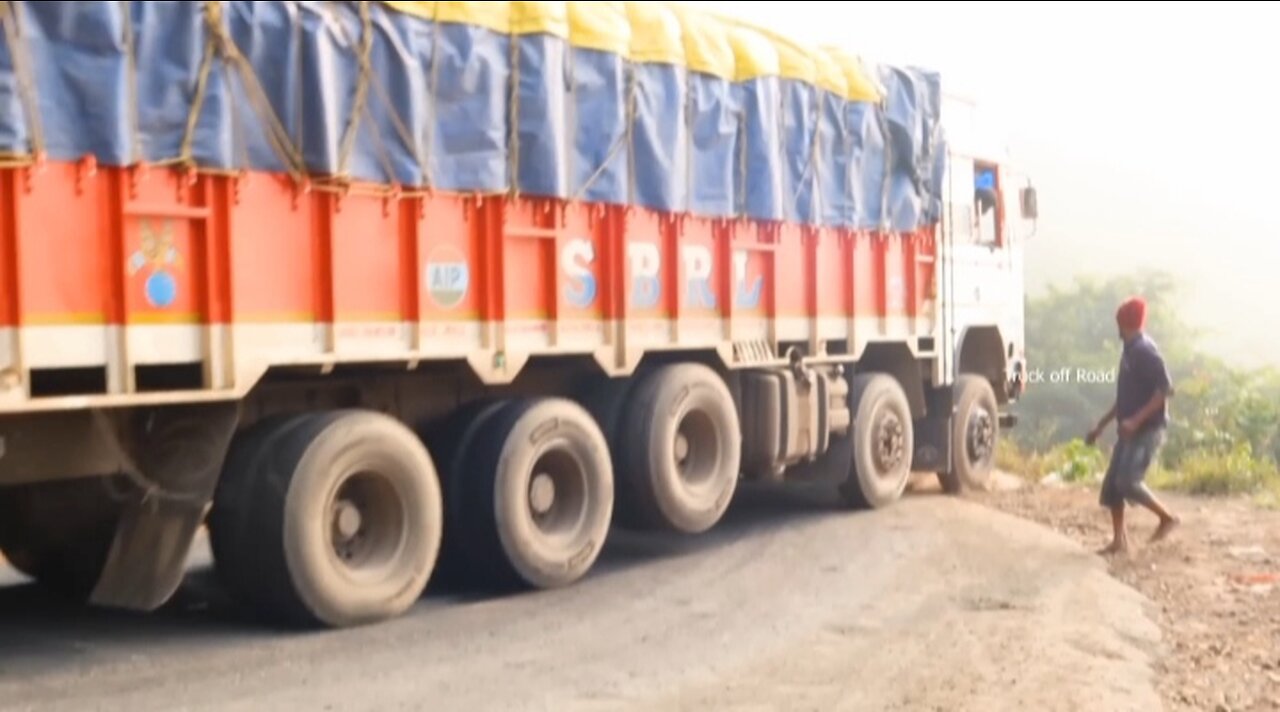 Heavy Truck Falling In Road ||Turning Truck ||Truck Driving In Dangerous Road