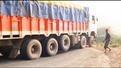 Heavy Truck Falling In Road ||Turning Truck ||Truck Driving In Dangerous Road