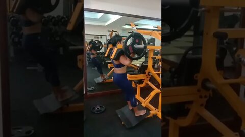 Machine Squat May Tita