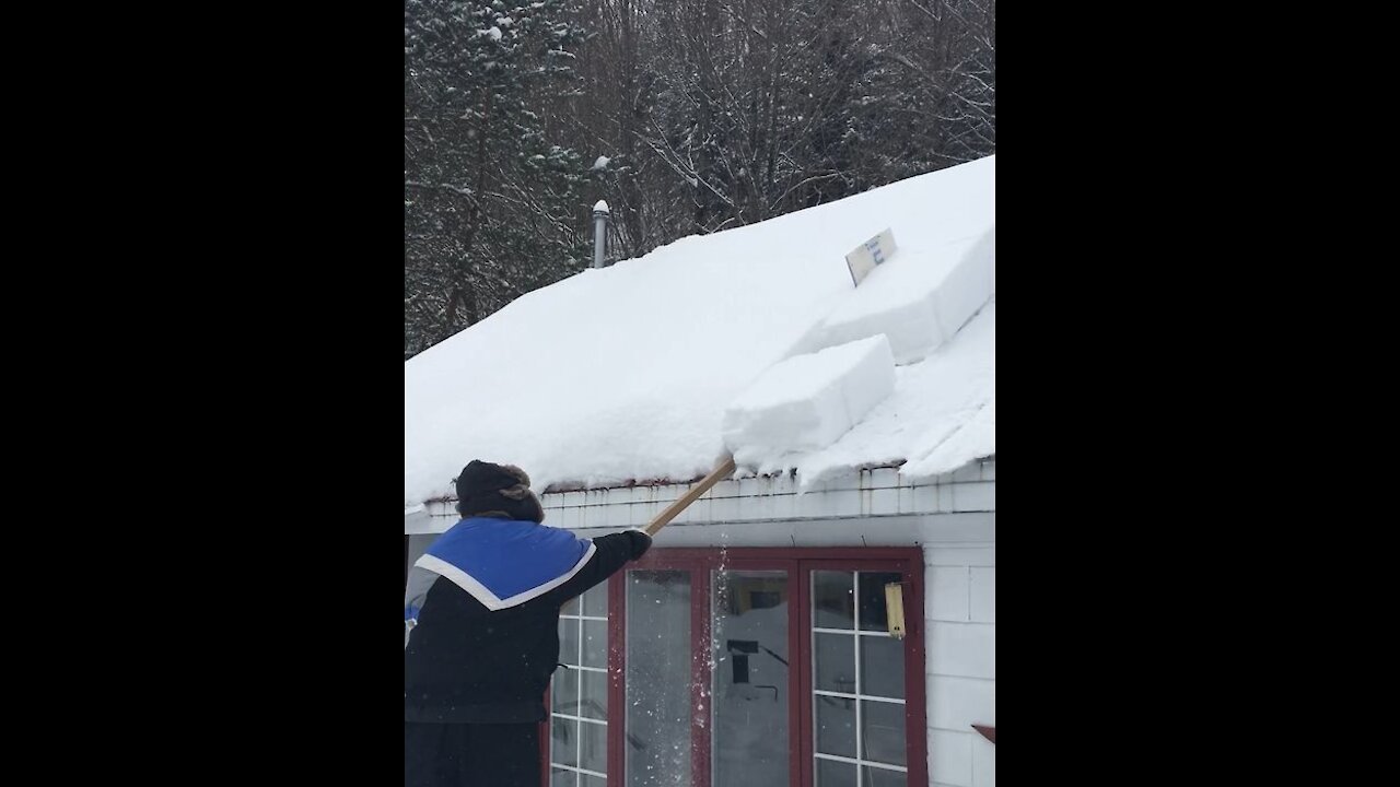 Man Has Unique Technique Of Removing Snow!