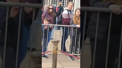 Kings guards moving though crowds #buckinghampalace