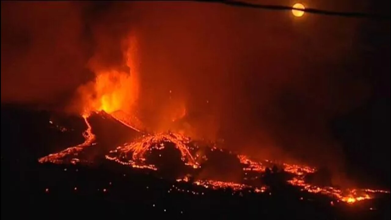 El río de lava arrasa 166 casas en la isla de La Palma de camino hacia el mar