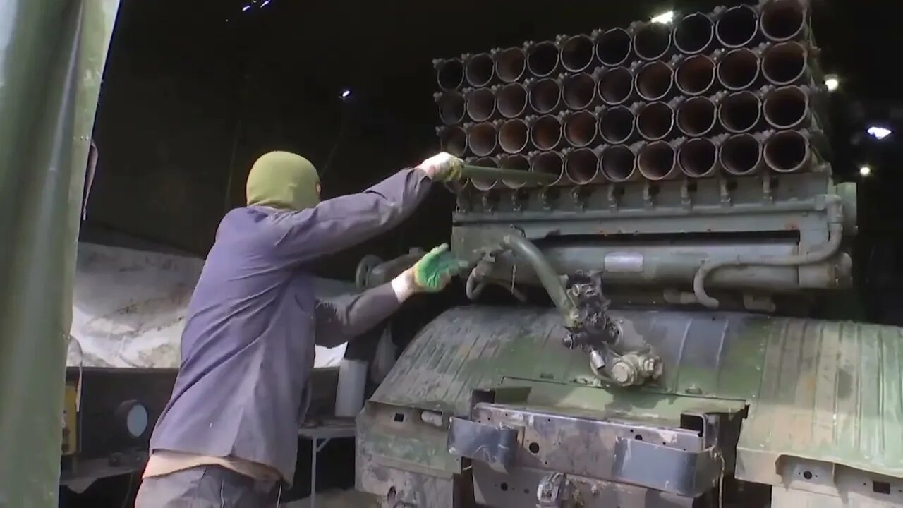 MoD Russia: Maintenance battalion of Western MD repair military hardware in the field.