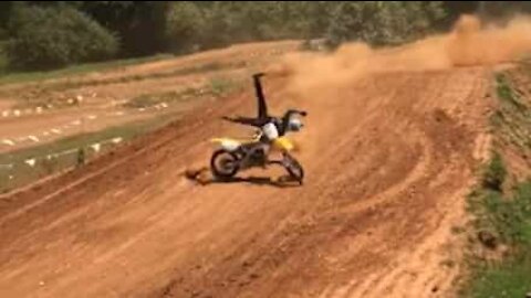 Motociclista perde o controlo de mota durante salto!