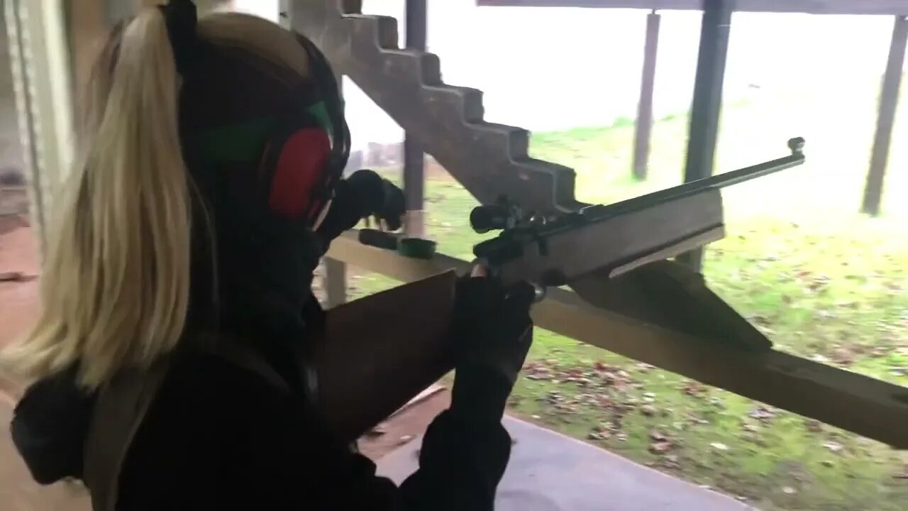 Meine Tochter Luzi schießt mit dem Kleinkaliber Gewehr.