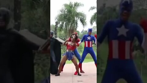 DANÇANDO BATMAN, HOMEM-ARANHA, CAPITÃO AMÉRICA E MULHER MARAVILHA NA LIGA DA ALEGRIA, LIKE