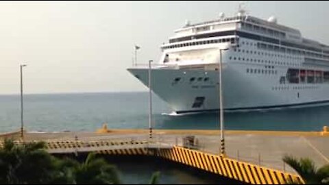 Nave da crociera impatta contro un porto in Honduras