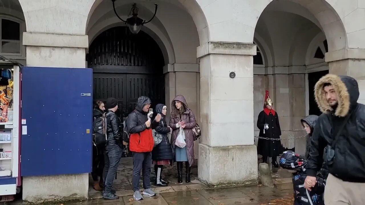 The guard tell tourist to get out of the arches they take no notice #thekingsguard