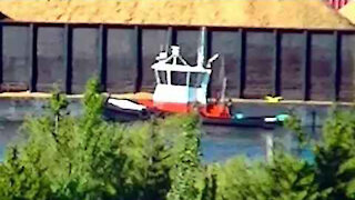 IECV NV #133 - 👀 TugBoat Moving The Saw Dust Bin And Other Boats Passing By ⛵1-22-2016