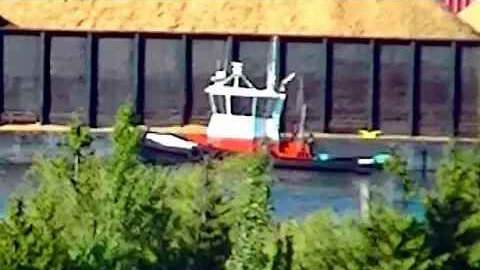IECV NV #133 - 👀 TugBoat Moving The Saw Dust Bin And Other Boats Passing By ⛵1-22-2016