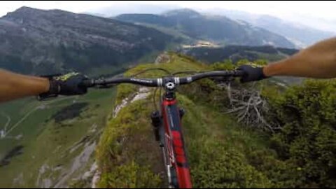 Auriez-vous le courage de descendre cette montagne à vélo?