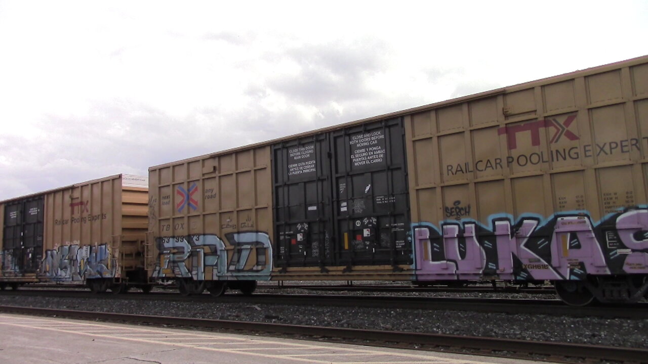 485 Westbound Manifest Train In Ontario CN 2293 & CN 2314 Locomotives