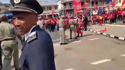 ÚLTIMAS HORAS MEMBROS DA #FRELIMO CRIAM TUMULTO NA BEIRA É TERMINA EM UMA MORTE