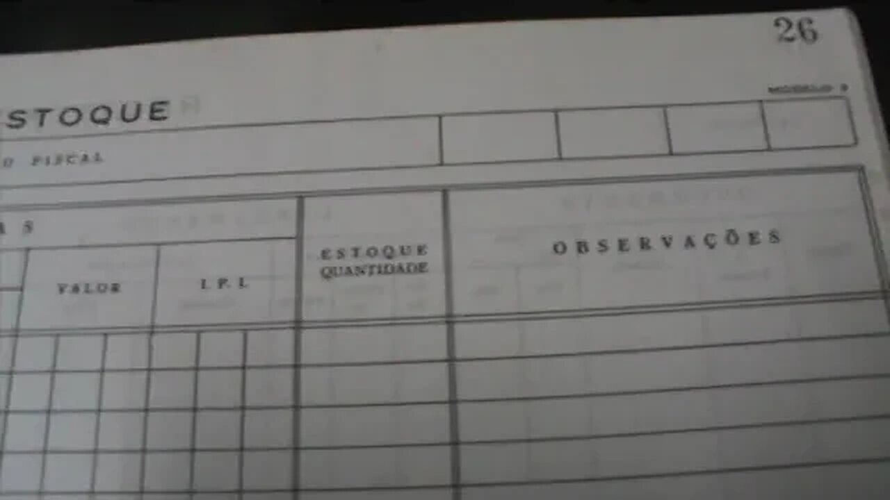 DIA-13/05/2022-11hs- ESCRITORIO -LIVROS DOCUMENTOS GUARDADOS POR VARIOS ANOS - LIMPEZA-LIXO