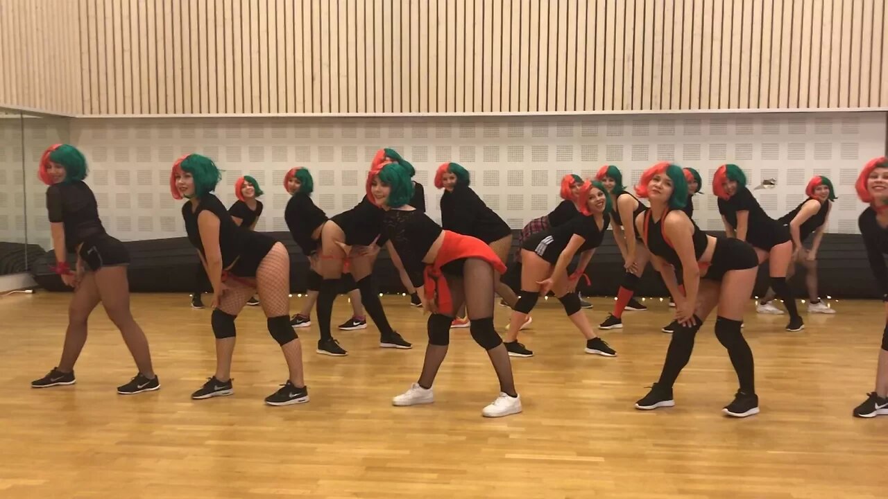 "Sia-Santa's Coming For Us" / Xmas Twerk video by Twrk Crew by Tinze