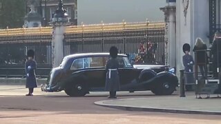 The royals enter Buckingham Palace with the household cavalry #buckinghampalace