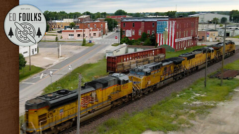 Massive Union Pacific intermodal flies through Holden, MO past the WWI US Flag and US Soldier mural