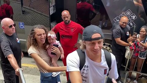 TORCIDA DO MENGÃO FAZ A FESTA NA CHEGADA DO FLAMENGO EM VOLTA REDONDA