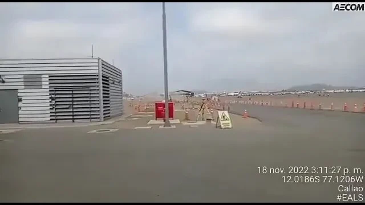 O momento em que um caminhão dos bombeiros invade a pista do aeroporto internacional de Lima#news