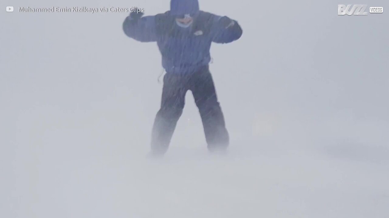 Tempestade de neve na Islândia captada por moradores