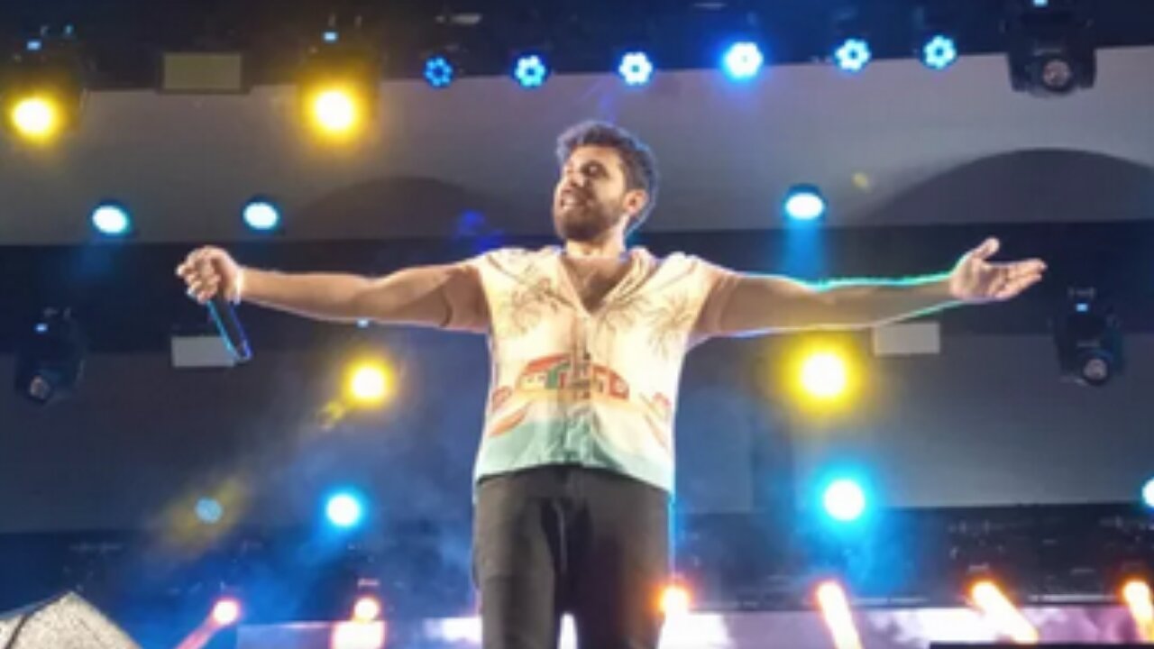 Gustavo Mioto tem microfone desligado e show interrompido no São João de Campina Grande