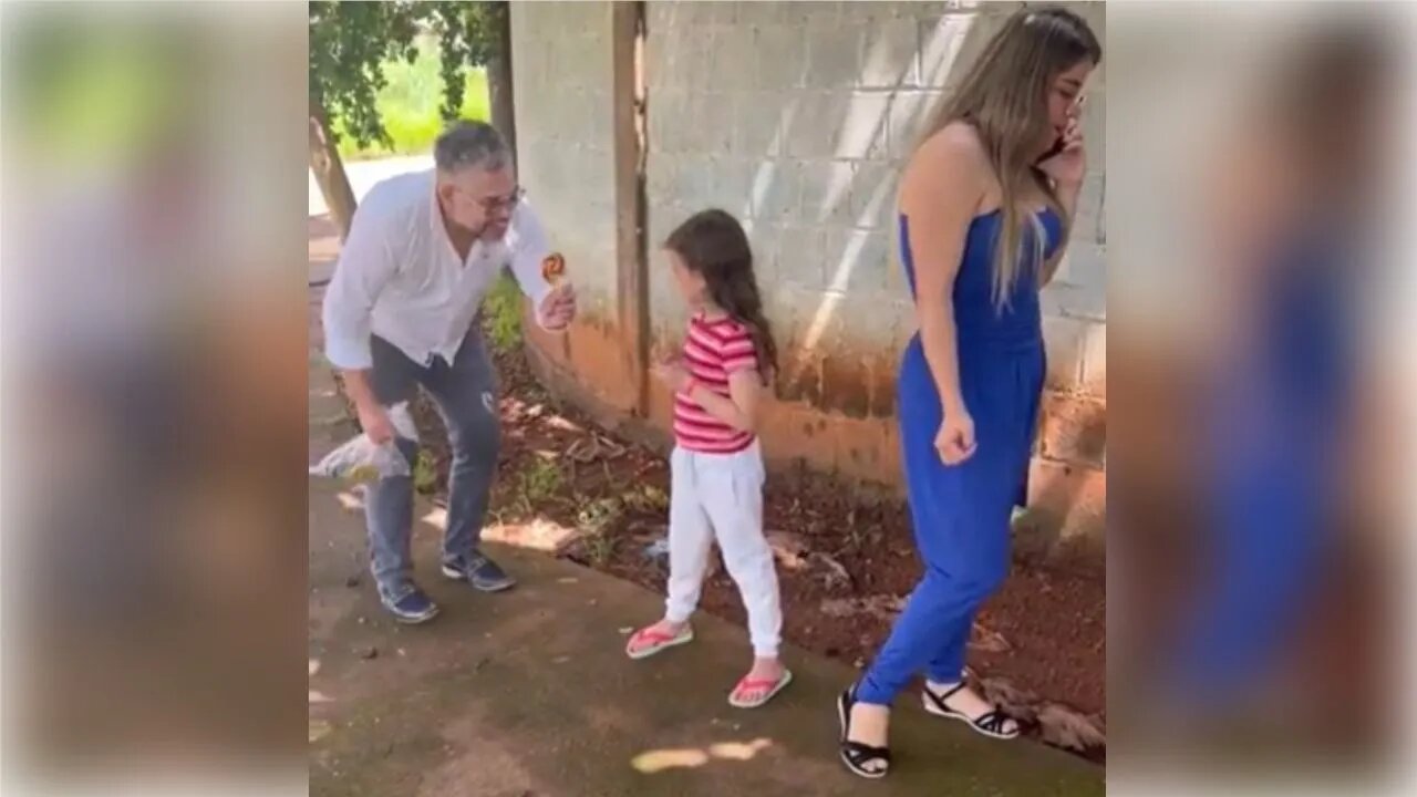 Arriscou sua vida para salvar essa garotinha.