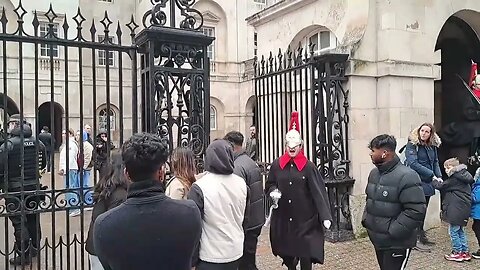 Female guard screameake way at tourist #thekingsguard