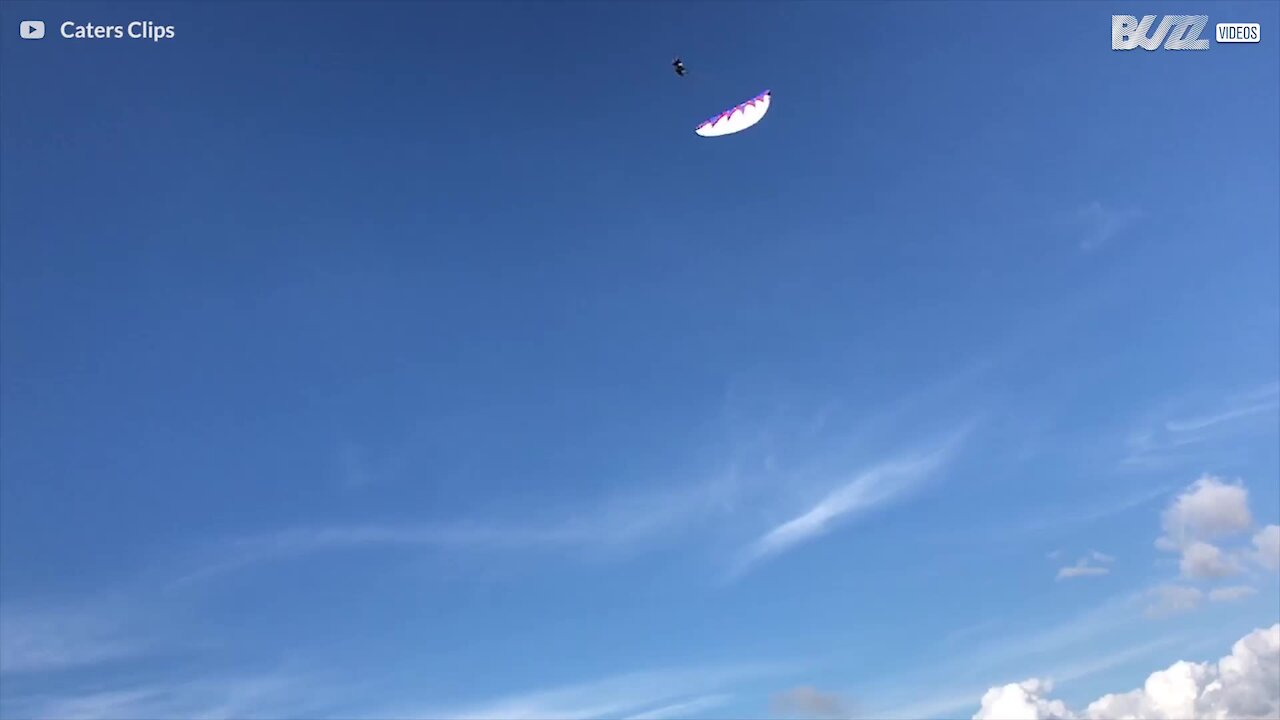 Akrobat paraglider over Oludeniz-klipperne i Tyrkiet