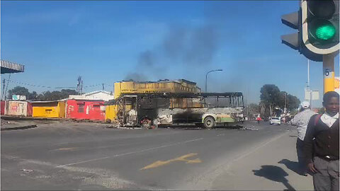 Watch: Taxis Industry caused mayhem in cape town roads with the N2 closed.