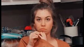 Bebê rouba bolacha enquanto mãe a amamenta