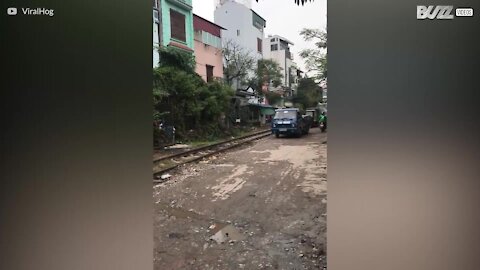 Un camion détruit par un train
