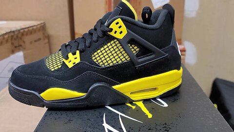 Early Look Jordan 4 Retro Thunder (Gs) (2023)
