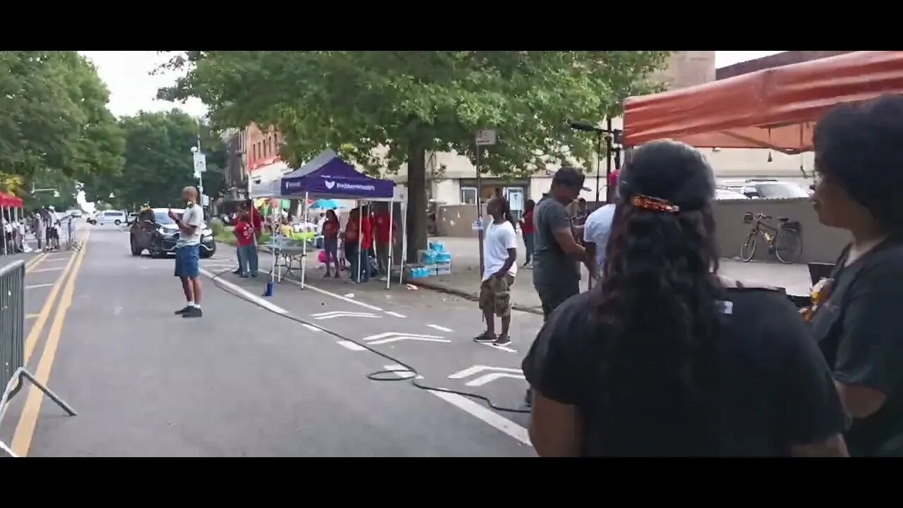 The NY-10 Benine Hamdan @najimbenine Canvassing Voter Outreach in Sunset Park 5th Avenue 8/27/2022