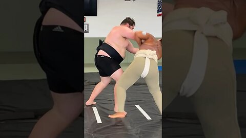 In the face! #sumo #shorts #youtubeshorts #相撲 #大相撲 #力士 #相撲好き #大相撲観戦 #土俵 #大関 #相撲ファン #格闘技 #アマ相撲