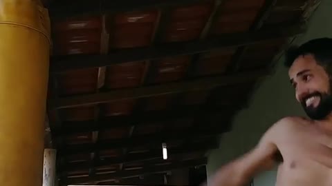 Treino básico de soco e chute.