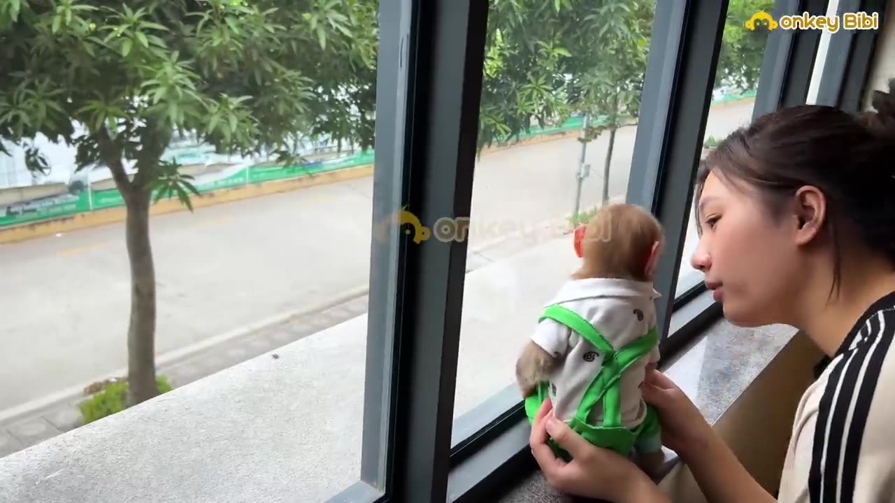 Super cute baby welcome dad after many days
