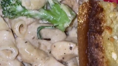 w chicken and broccoli 🐔 🥦 pasta + garlic bread 🧄 🥖