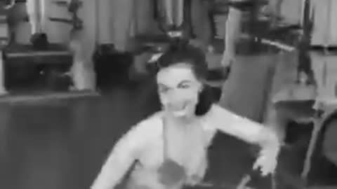 Flashback 1940s - Womanoevres.