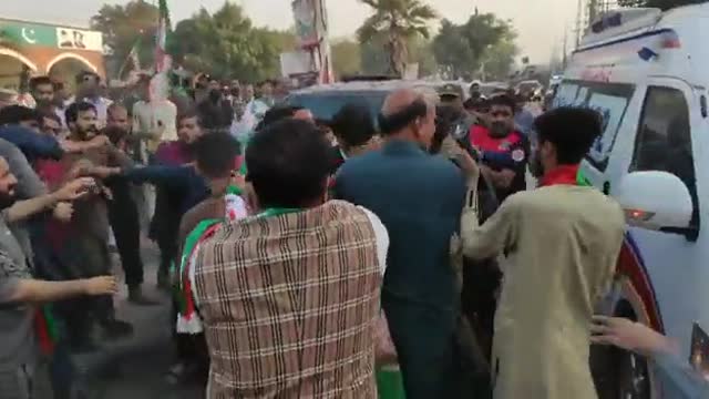 Proteste in Pakistan per l'attentato a Imran Khan