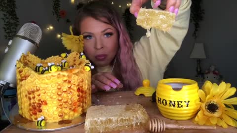 HONEYCOMB EATING ASMR