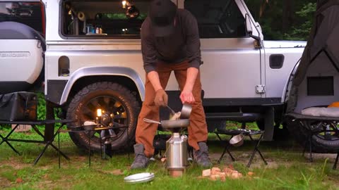 Outdoor car camping life, enjoy the taste of nature alone. Don't look at cars and equipment, just lo