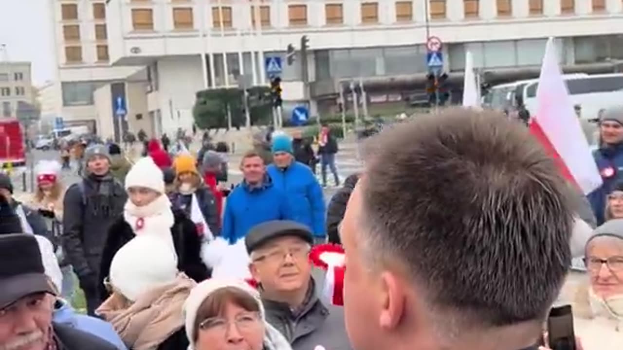 Hołownia za barykadą z barierek 😉 "Barierki są tylko po to, żeby ludzie się nie