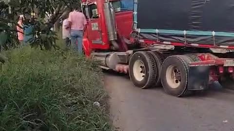 Tractocamión atascado en el anillo vial