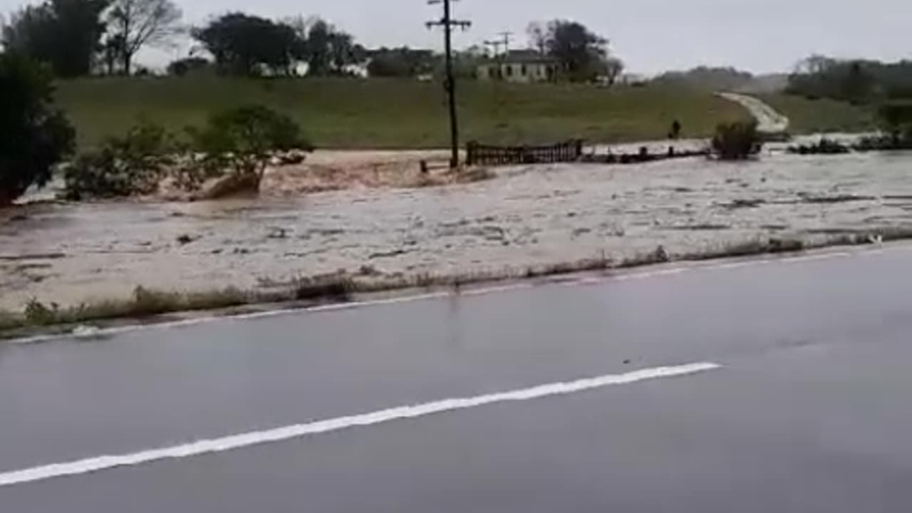 Viatura da polícia levada pela água